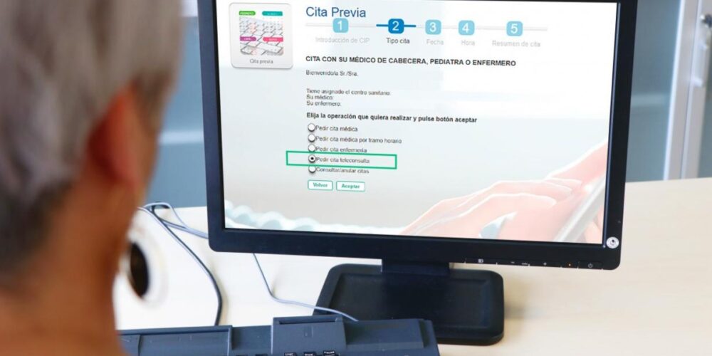 Imagen de un paciente solicitando cita para una consulta telefónica