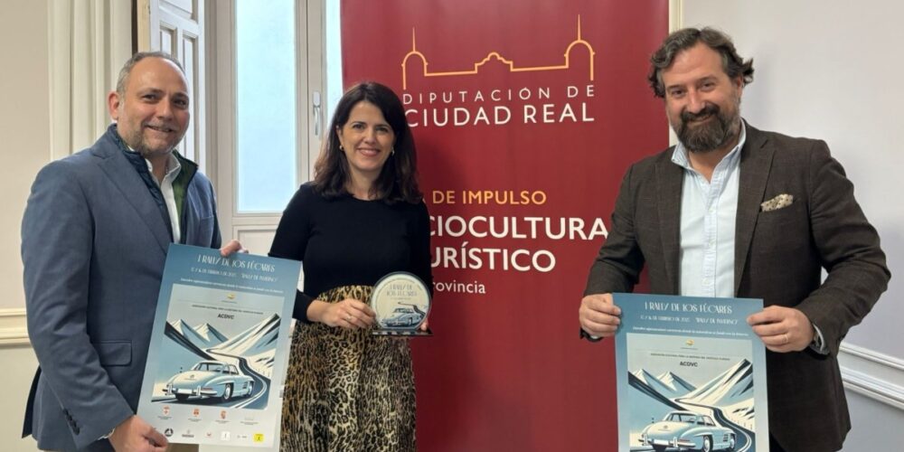La vicepresidenta quinta de la Diputación de Ciudad Real, María Jesús Pelayo, junto con miembros de la Asociación Cultural para la Defensa del Vehículo Clásico