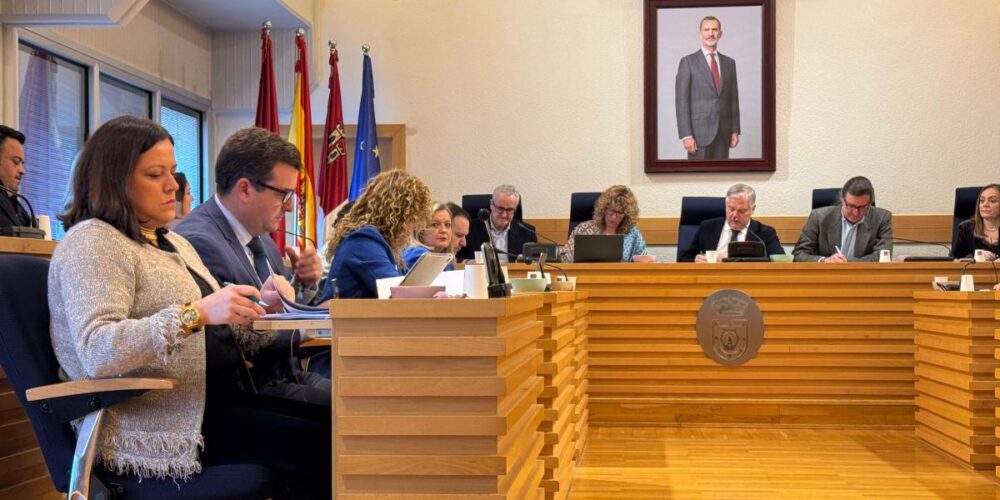 Ricardo Chamorro y Fátima de la Flor, en el extremo de la bancada del Salón de Plenos del Ayuntamiento de Ciudad Real