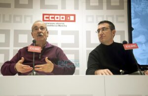 Antonio Arrogante (izquierda) y Marcelo Ortega, dando cuenta del premio Abogados de Atocha 2025, en la persona de José Sacristán.