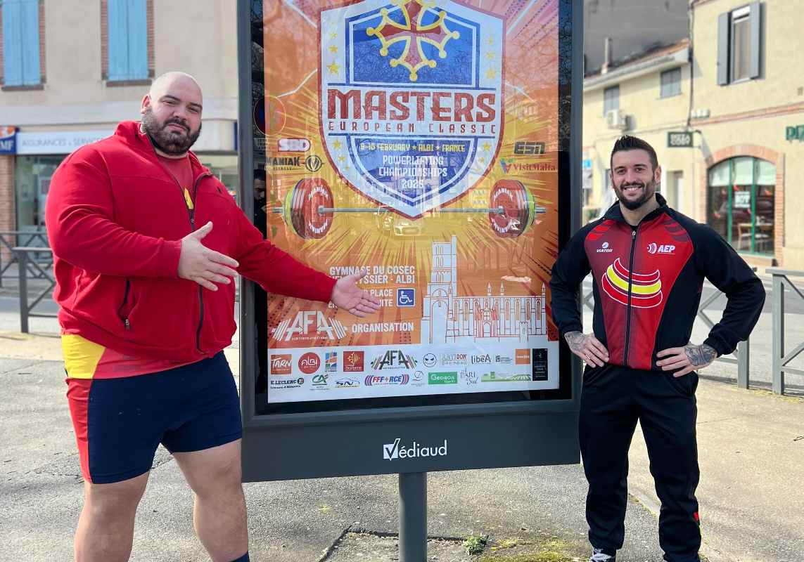 Rubén Rico posa con su entrenador, Óscar Sánchez.