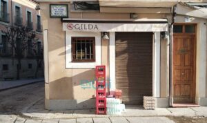 Descarga a la puerta de un bar de Toledo. Foto: Rebeca Arango.