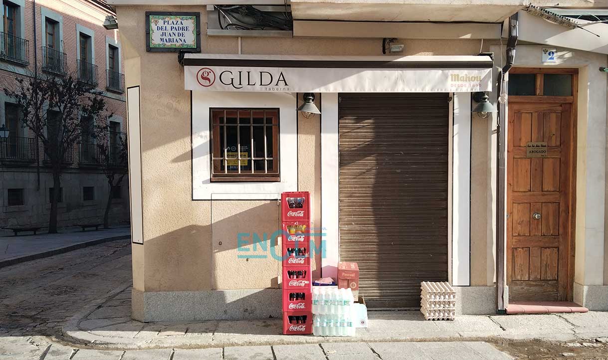 Descarga a la puerta de un bar de Toledo. Foto: Rebeca Arango.