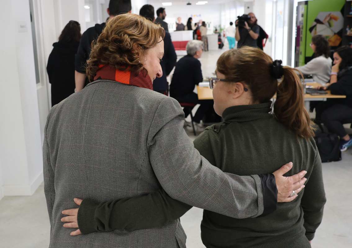 Conchi Cedillo, con una joven de la asociación Down Toledo.