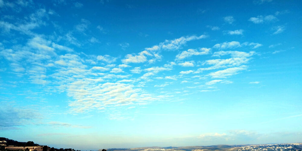Cielo casi despejado con pequeños intervalos nubosos, tiempo