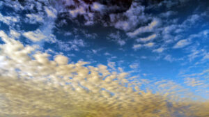 Cielo azul con importantes intervalos nubosos, tiempo, clima
