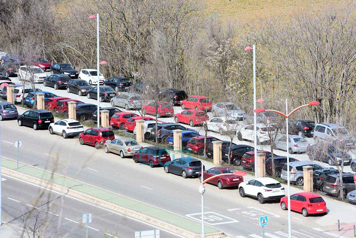 Coches aparcados en zonas aledañas al Puente de Azarquiel y a la estación de tren de Toledo