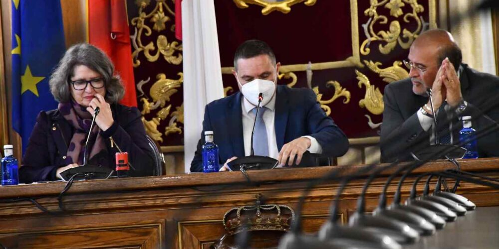 Firma del convenio para construir el centro de residuos sólidos urbanos de Cuenca.