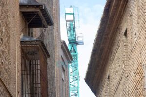 Grúa en un edificio del casco de Toledo