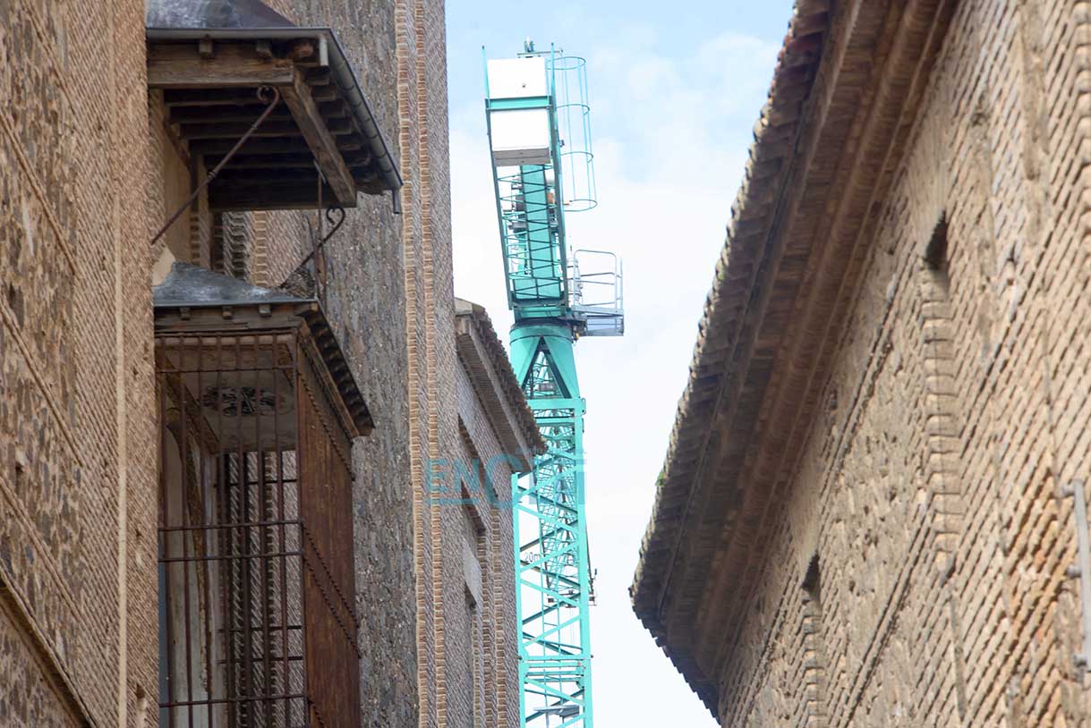 Grúa en un edificio del casco de Toledo