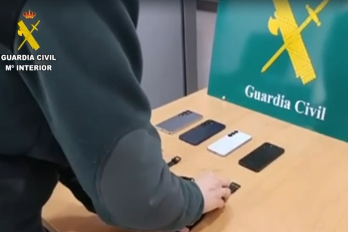 Dispositivos tecnológicos en la tienda de telefonía de Illescas (Toledo). Foto: Guardia Civil.