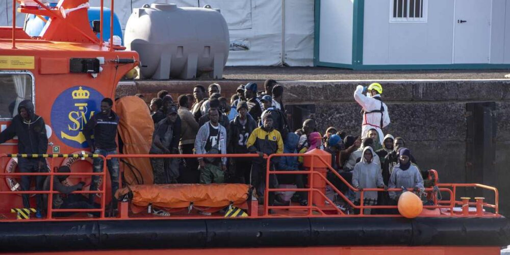 Una lancha de Salvamento tras el rescate de un cayuco a su llegada al Puerto de la Restinga. Imagen: Antonio Sempere - Europa Press.