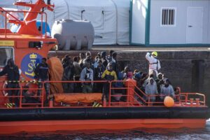 Una lancha de Salvamento tras el rescate de un cayuco a su llegada al Puerto de la Restinga. Imagen: Antonio Sempere - Europa Press.