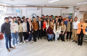 Ruiz Molina visitó un taller de ciberseguridad y alfabetización mediática.