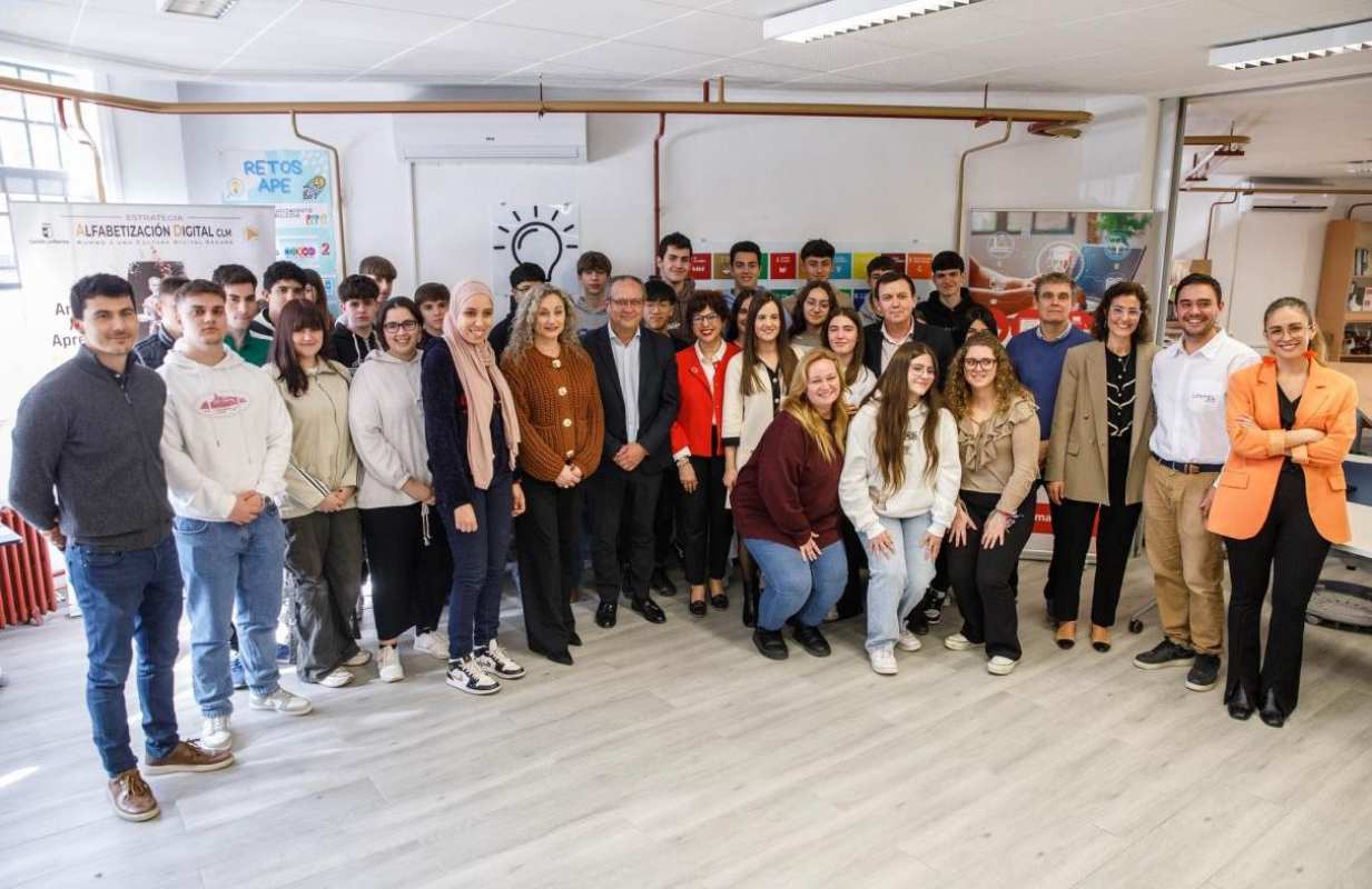 Ruiz Molina visitó un taller de ciberseguridad y alfabetización mediática.