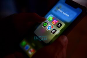 Uso de redes sociales a través de un teléfono móvil