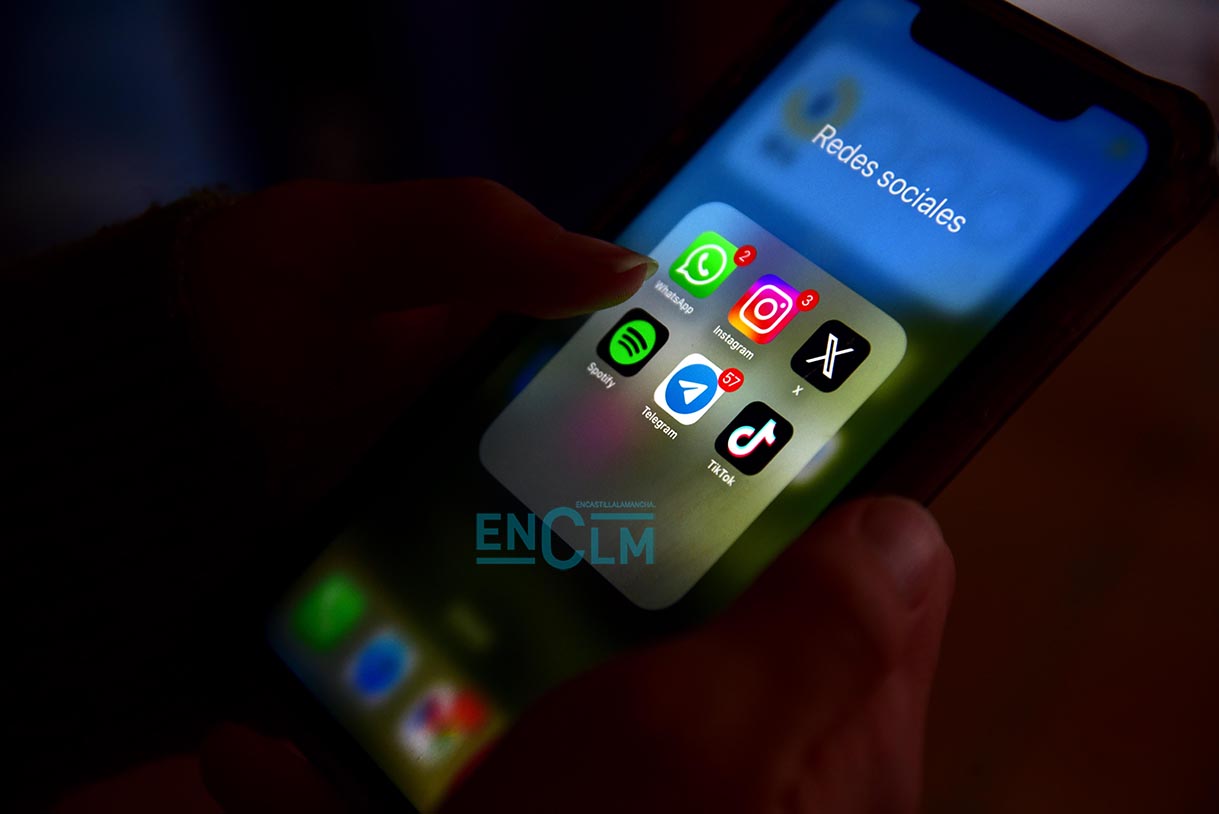 Uso de redes sociales a través de un teléfono móvil