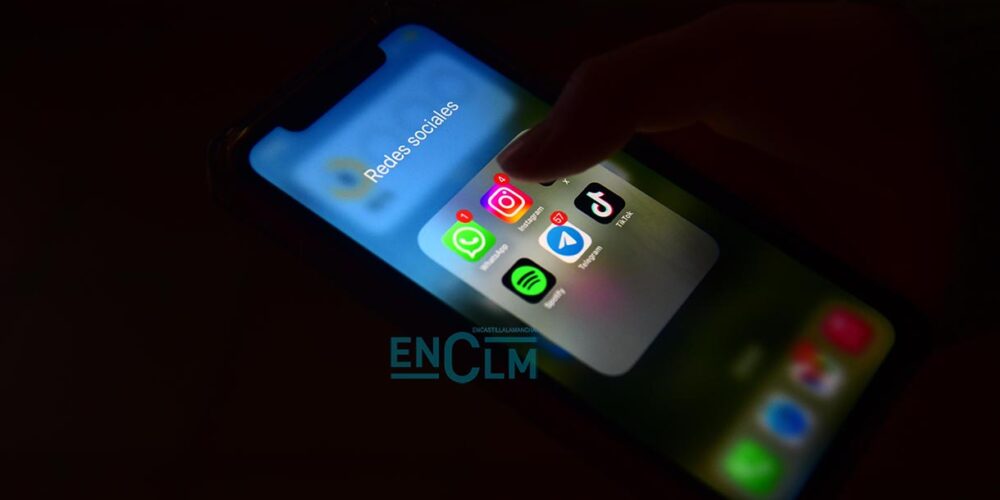 Uso de redes sociales a través de un teléfono móvil. Foto: Rebeca Arango.