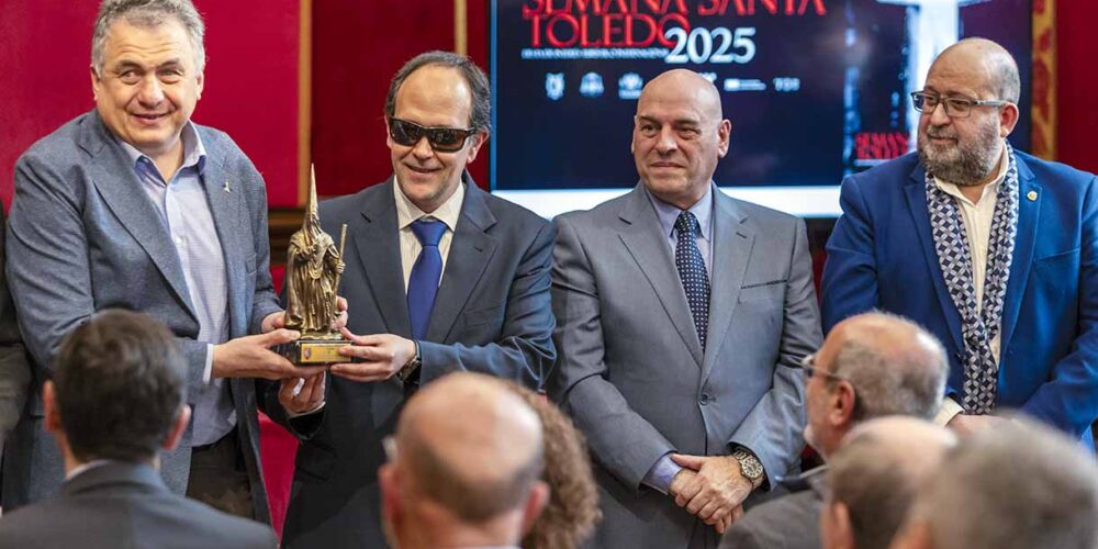 El presidente del Consejo Territorial de la ONCE en Castilla-La Mancha, José Martínez, ha recogido el Nazareno de Honor de la Semana Santa de Toledo