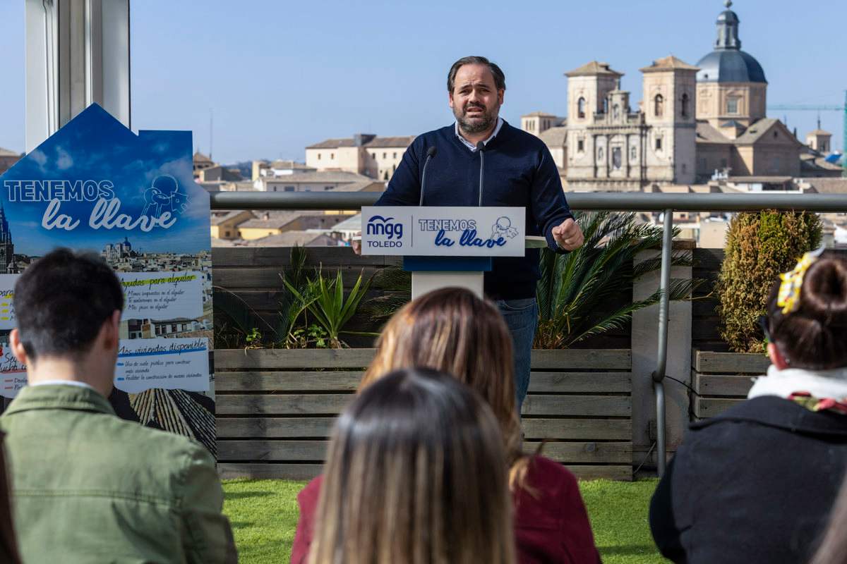 El presidente del PP de Castilla-La Mancha, Paco Núñez, durante la clausura del foro 'Tenemos la llave', organizado por NNGG este domingo en Toledo. EFE/Ángeles Visdómine