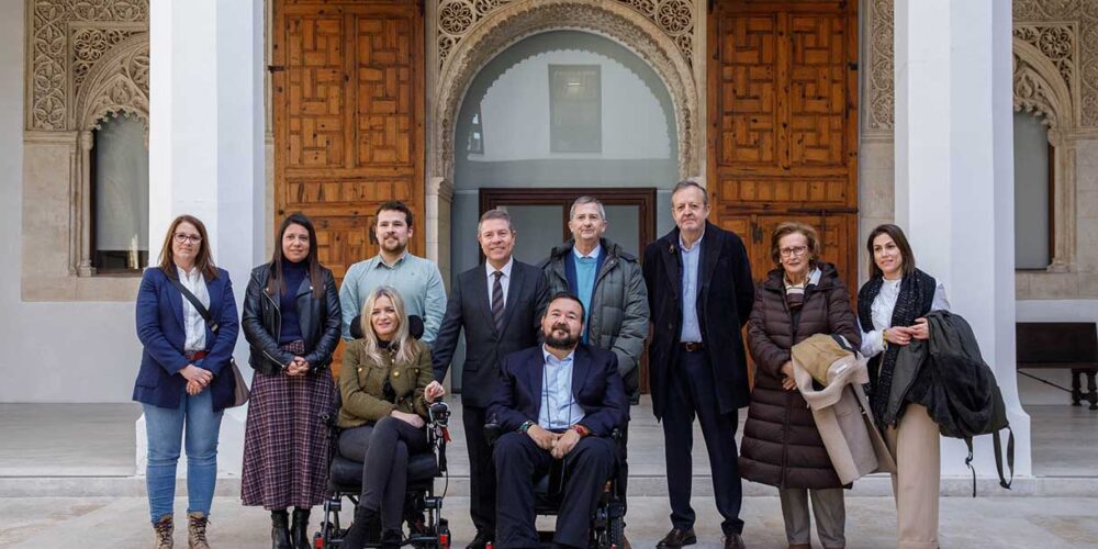 Page recibe a representantes de la Asociación Adelante
