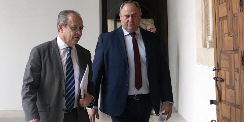 Juan Alfonso Ruiz Molina, consejero de Hacienda y Administraciones Públicas de CLM, y Julián Martínez Lizán, consejero de Agricultura, Ganadería y Desarrollo Rural.