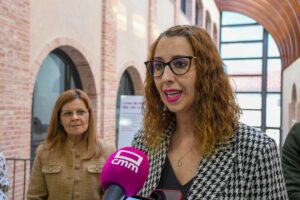 Sara Simón presentó en Iniesta todo el material informativo contra la violencia de género.