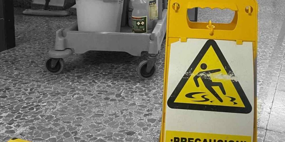 suelo resbaladizo, riesgos laborales,