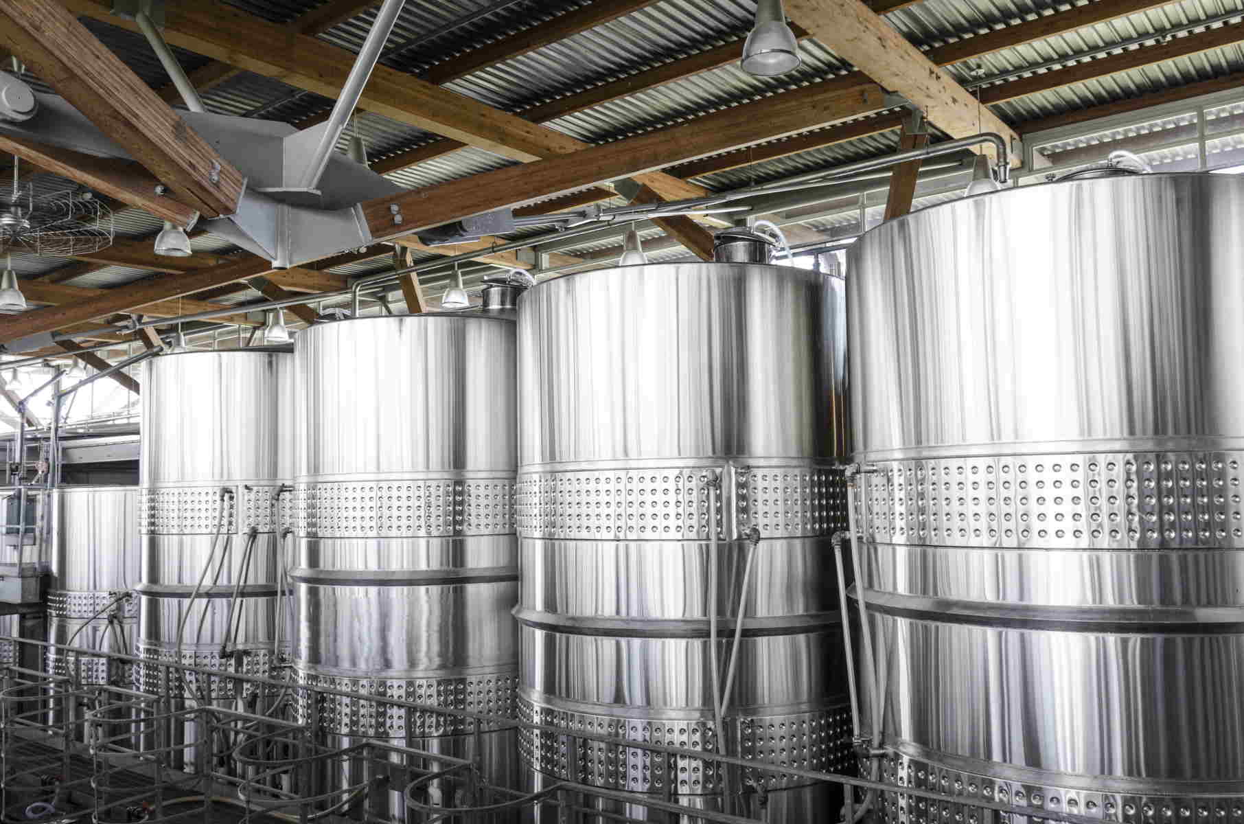 Los tanques donde se fermenta el vino y otras bebidas.