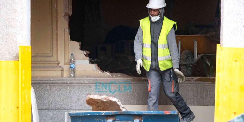 Foto de archivo de un trabajador en Toledo. ENCLM / Rebeca Arango.