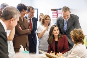 Los reyes en una visita al hospital de Parapléjicos, en Toledo
