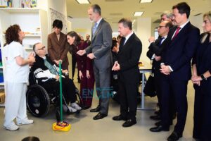 Foto de archivo de los reyes Felipe y Letizia al Hospital Nacional de Parapléjicos. Foto: Rebeca Arango.