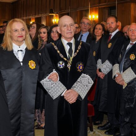 Pilar Astray junto a su padrino Vicente Rouco durante la jura de su cargo como nueva presidenta del TSJCLM. Foto: EFE/Manu.