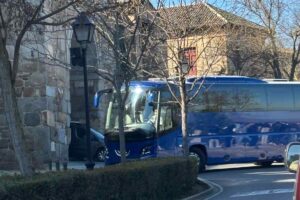 El autobús en la Puerta de Cambrón.
