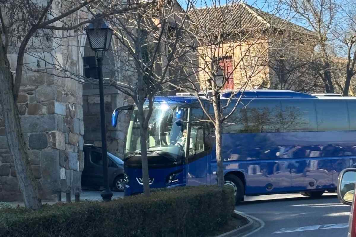 El autobús en la Puerta de Cambrón.