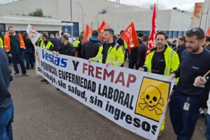 Concentración de trabajadores a las puertas de la factoría de Vestas en Daimiel