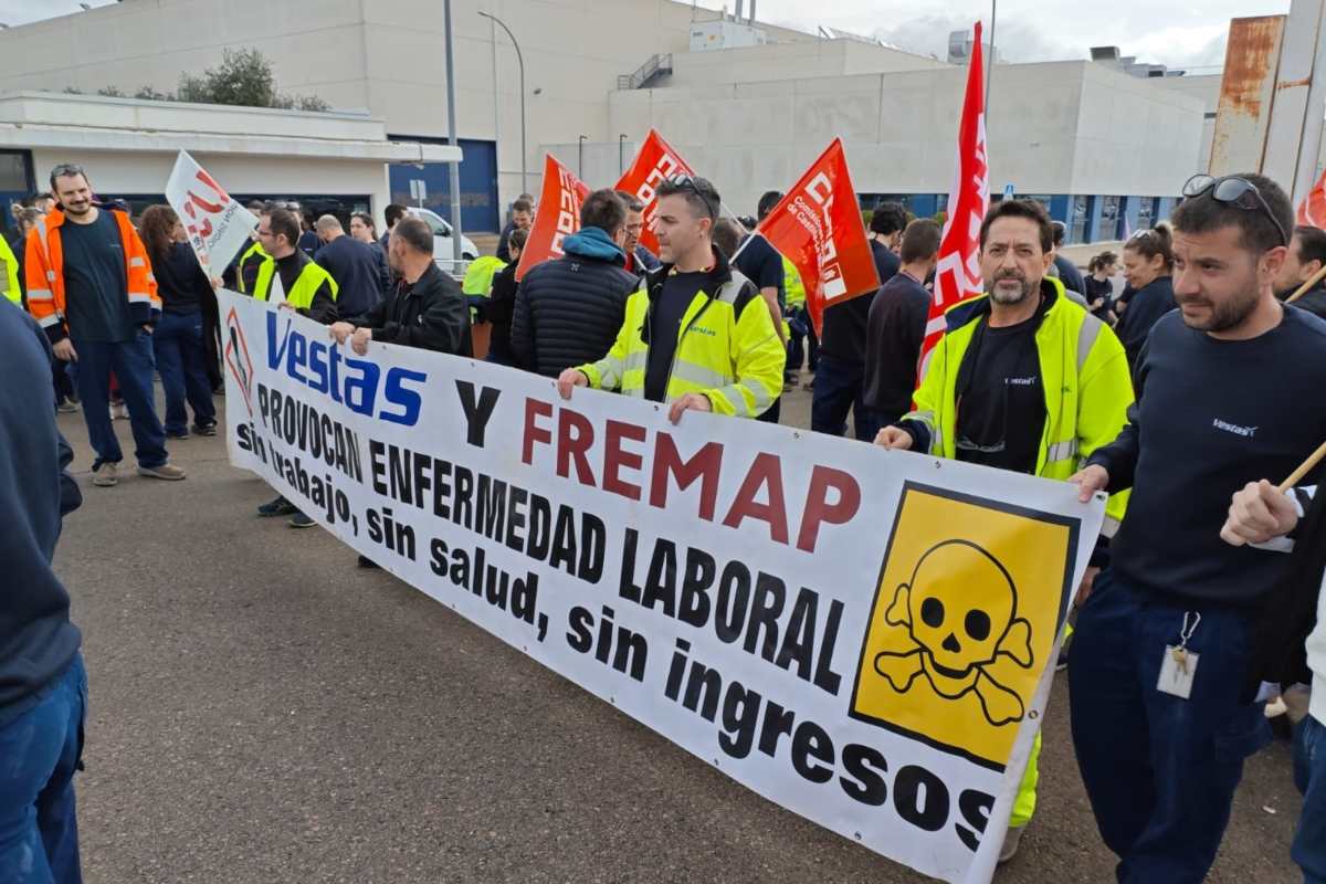 Concentración de trabajadores a las puertas de la factoría de Vestas en Daimiel