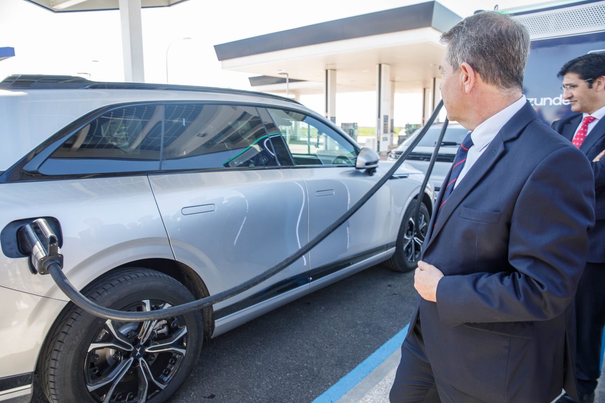 El presidente de Castilla-La Mancha comprobando la efectividad de la electrolinera