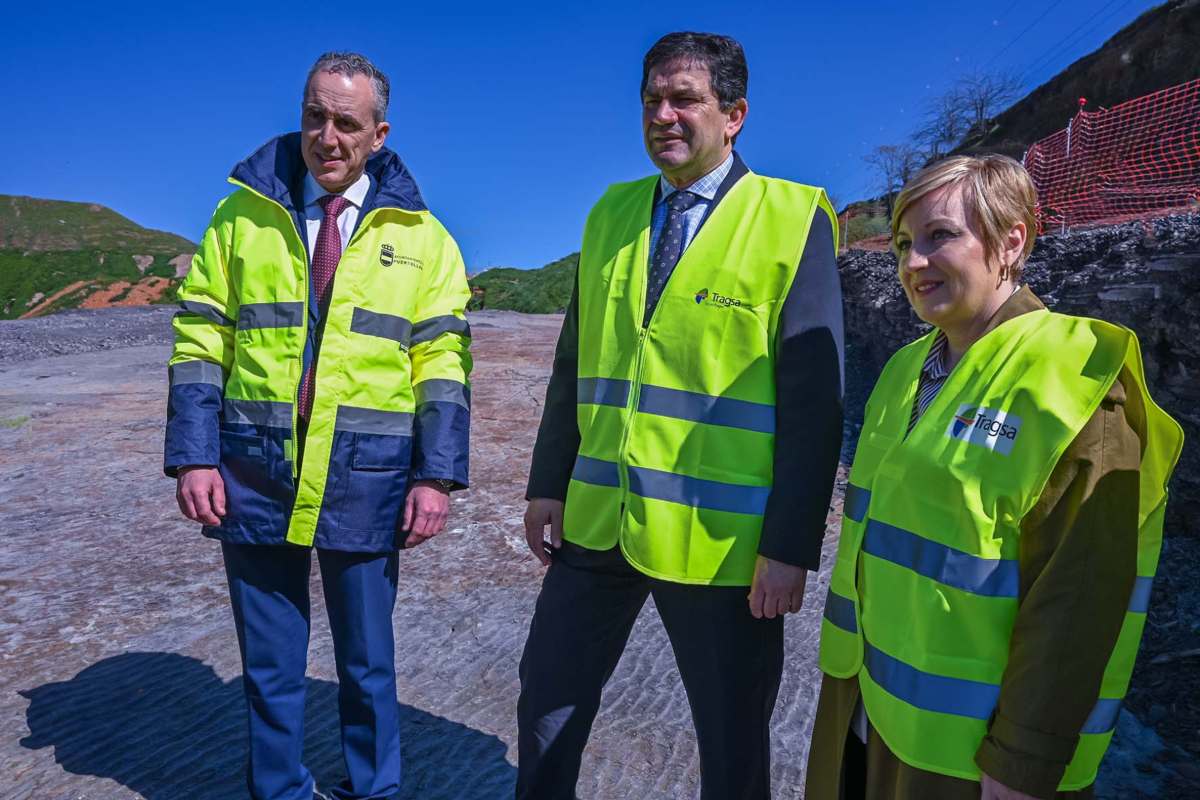 El presidente de la Diputación junto a la vicepresidenta segunda y el alcalde de Puertollano