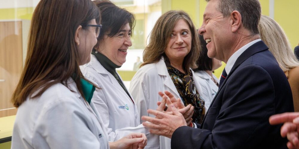 García-Page saluda a varias profesionales sanitarias del centro de salud de Tomelloso