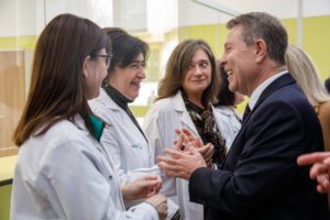 García-Page saluda a varias profesionales sanitarias del centro de salud de Tomelloso