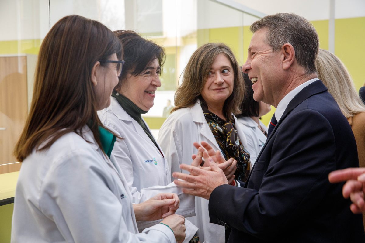 García-Page saluda a varias profesionales sanitarias del centro de salud de Tomelloso