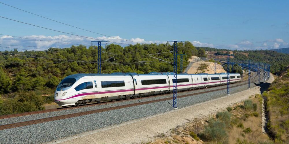 Imagen de archivo de un tren AVE en circulación