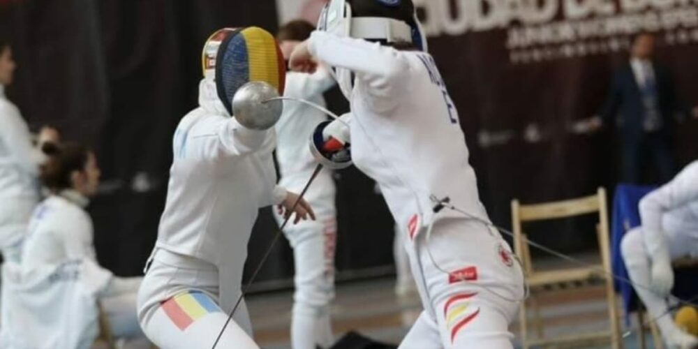 Imagen de dos tiradoras en una competición de esgrima
