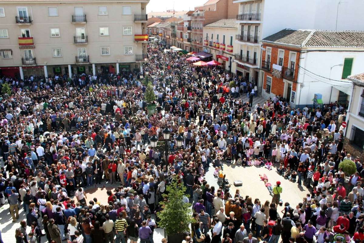 La plaza de Calzada de Calatrava durante el Juego de las Caras, el Viernes Santo