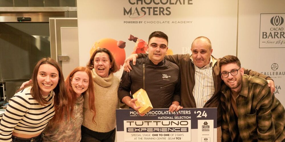Quirós, acompañado de familiares y amigos, tras ganar el título