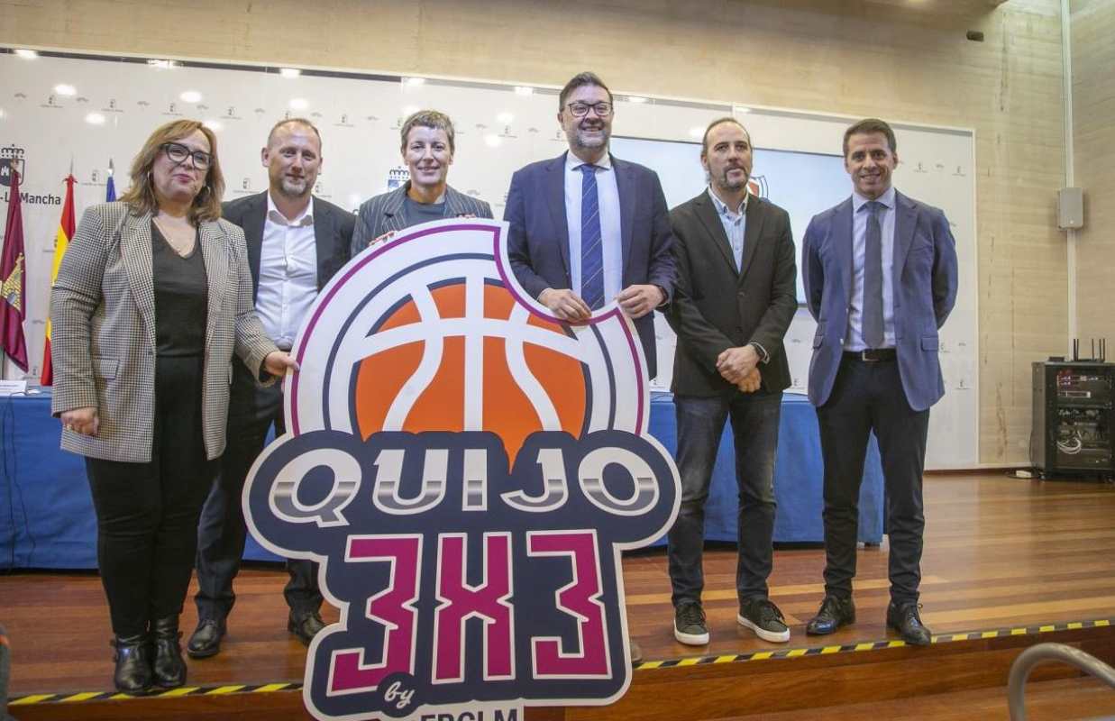 Amador Pastor (en el centro), junto a Elisa Aguilar, presidenta de la Federación Española de Baloncesto.