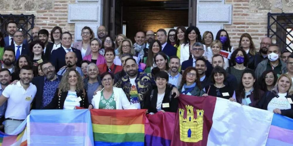 Pese a la aprobación de la ley LGTBI regional en 2022, las asociaciones siguen reclamando que falta implantación. Foto de la aprobación de la ley en las Cortes de Castilla-La Mancha.