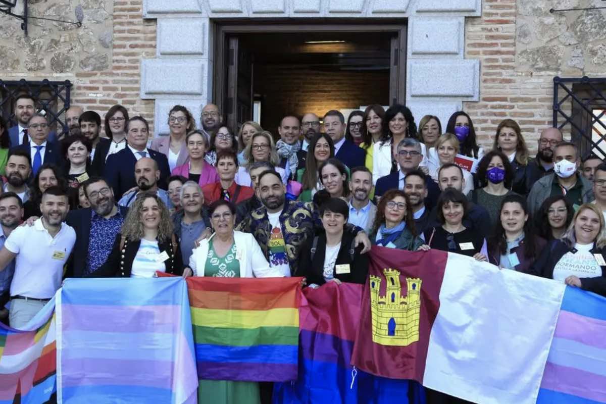 Pese a la aprobación de la ley LGTBI regional en 2022, las asociaciones siguen reclamando que falta implantación. Foto de la aprobación de la ley en las Cortes de Castilla-La Mancha.