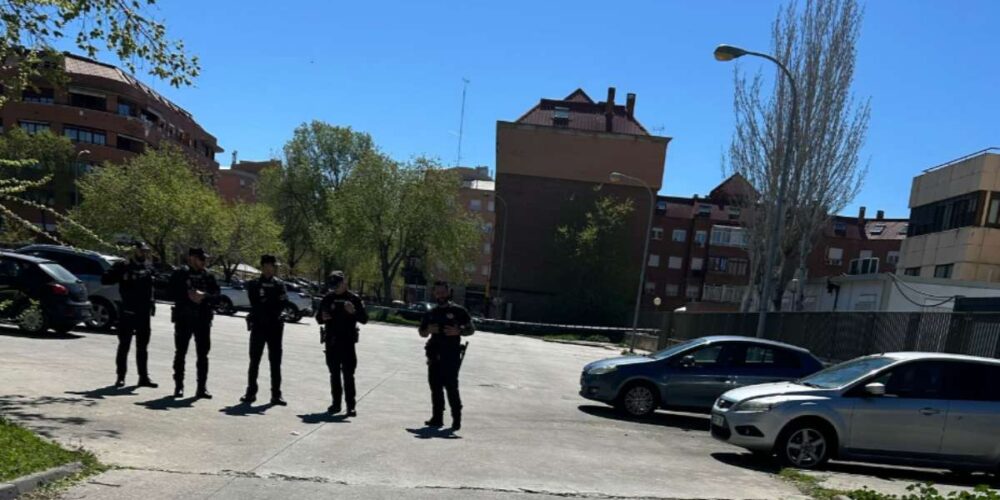 Agentes de Policía Nacional en el desalojo del edificio de la Delegación Provincial de Educación tras hallarse un artefacto explosivo